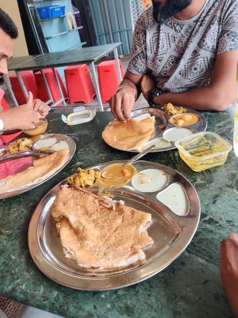 बैंगलोर से वायनाड रोड ट्रिप के दौरान मैसूर ब्रेकफास्ट डोसा फूड स्टॉप